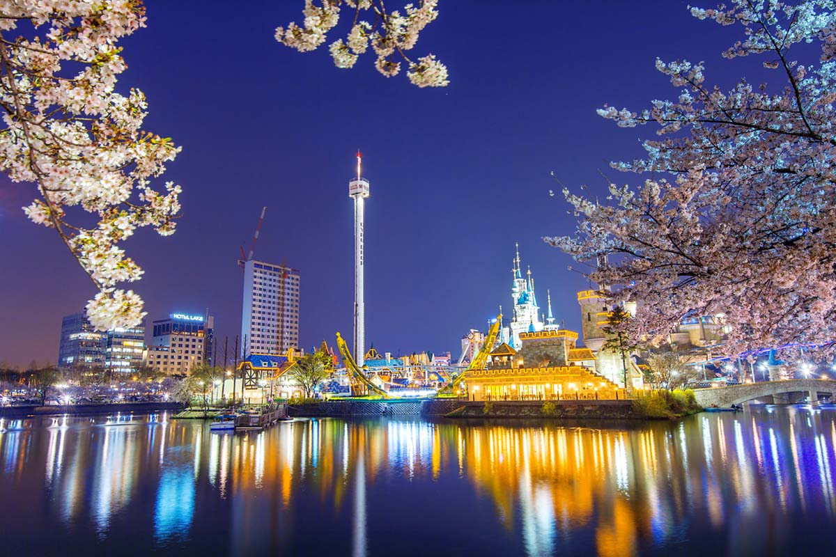 Seoul, Korea - April 9, 2015: Lotte World Amusement Park At Nigh